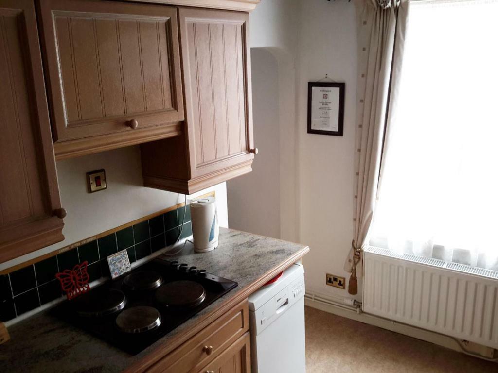 Lupine Cottage Уитби Экстерьер фото